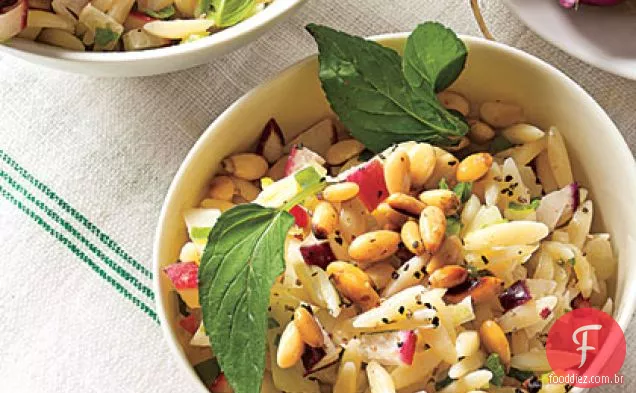 Salada Orzo com rabanete e erva-doce