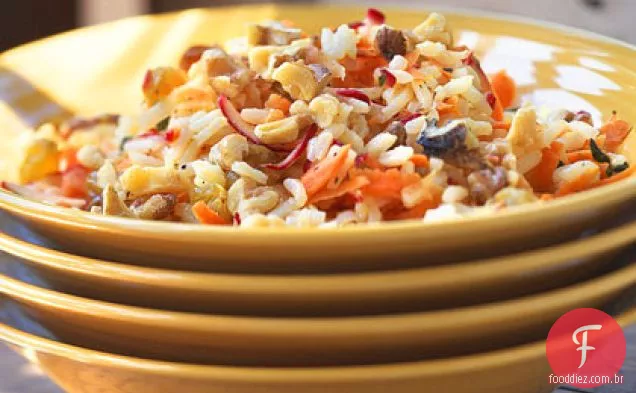 Salada de arroz com limão com cenouras e rabanetes