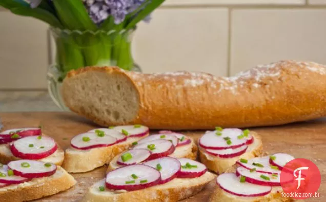 Baguete Fatiada Com Manteiga , Rabanetes E Sal Marinho