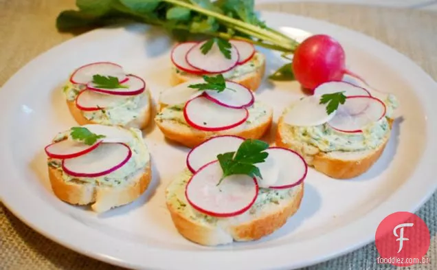 Queijo De Ervas Francês E Crostinis De Rabanete