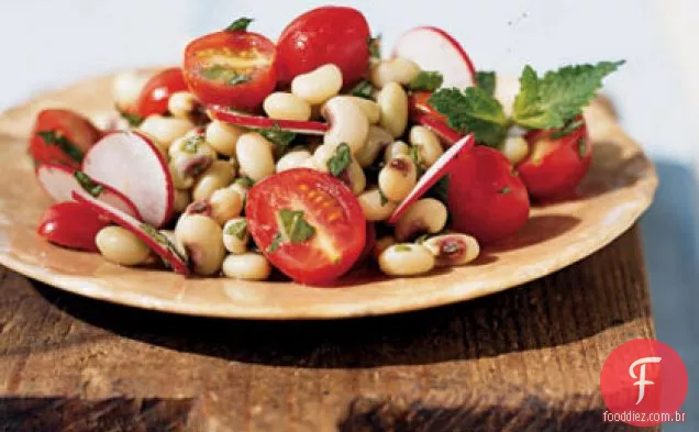 Salada de ervilha fresca com rabanetes, tomates e hortelã