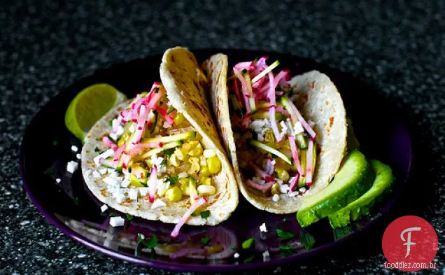 Tacos de milho carbonizados com abobrinha-rabanete Slaw