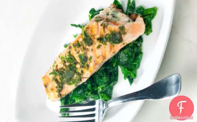 Salmão Com Crosta De Mostarda E Espinafre Salteado