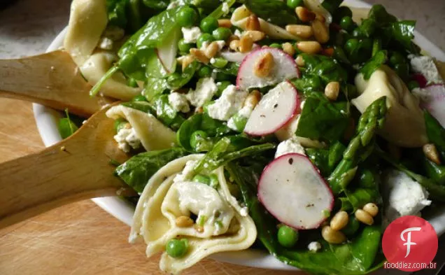 Tortellini E Salada De Legumes Da Primavera