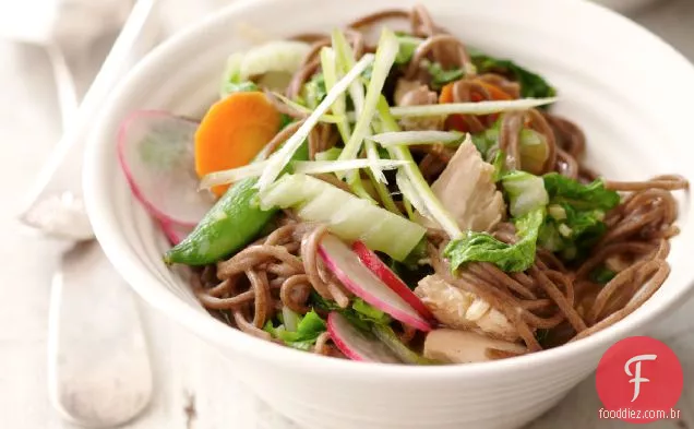 Salada De Macarrão Soba Com Legumes Da Primavera
