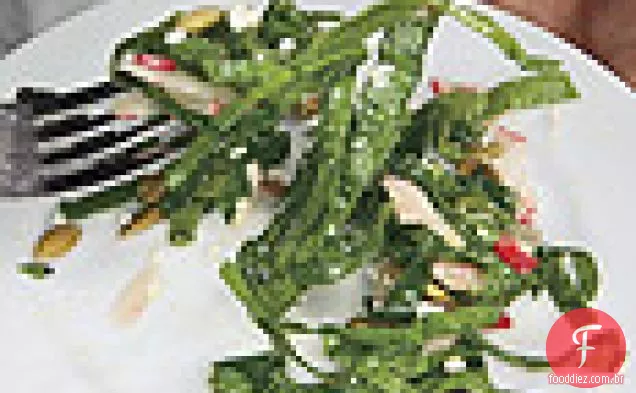 Espinafre, rabanete Slaw com Chiles crocantes e Pepitas