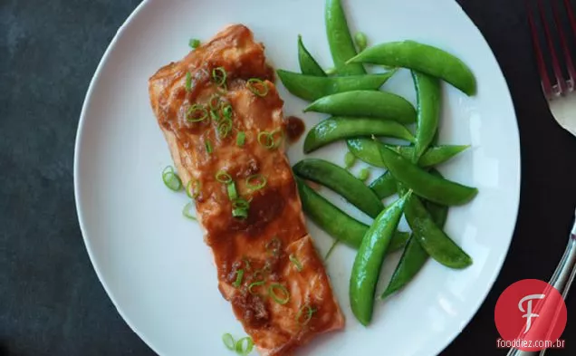 Salmão Assado Com Esmalte Miso E Ervilhas De Açúcar