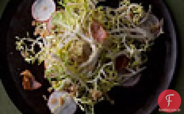 Salada de Frisée e rabanete com molho de avelã