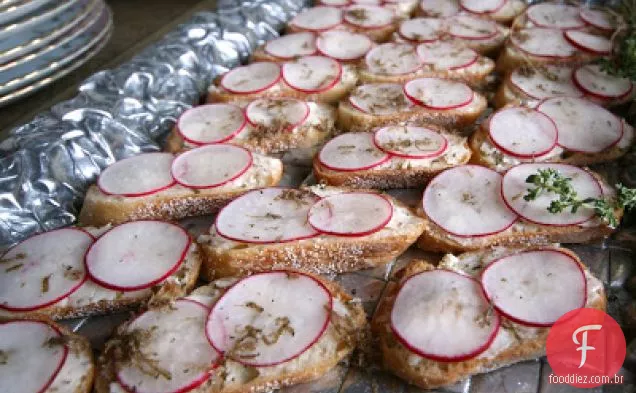 Sanduíches de rosto aberto com manteiga de rabanete e trufa ou 