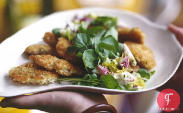 Ostras fritas com salada cremosa de rabanete e pepino