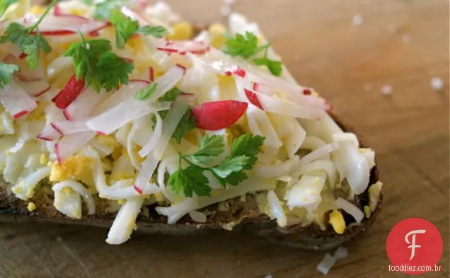 Ovo Rabanete Crostini