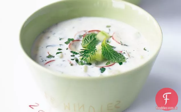 Sopa fria de pepino com hortelã