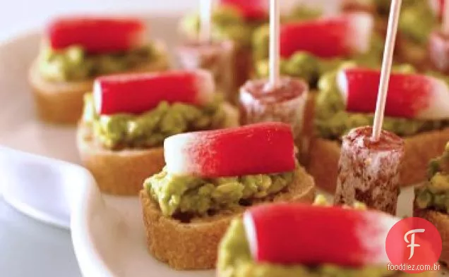 Canapés De Abacate E Rabanete Com Sal Defumado