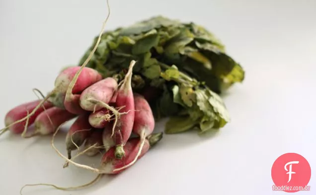 Sanduíches de bife com cobertura de rabanete e cebola