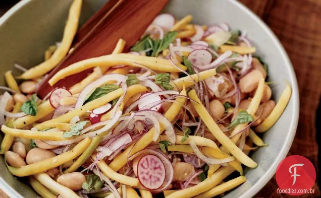 Feijão de cera amarela e salada de rabanete com Cannellinis
