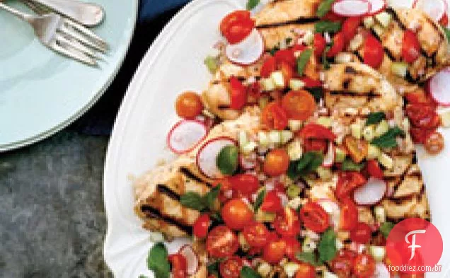 Frango Grelhado Com Sabor De Pepino, Rabanete E Tomate Cereja