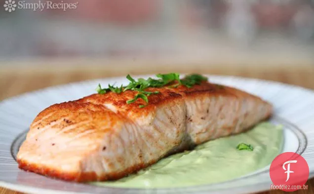 Salmão Grelhado Com Abacate Remoulade