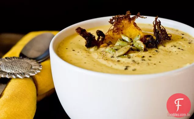 Sopa De Batata Sueca Com Abóbora Espaguete Frita E Pepitas Torradas