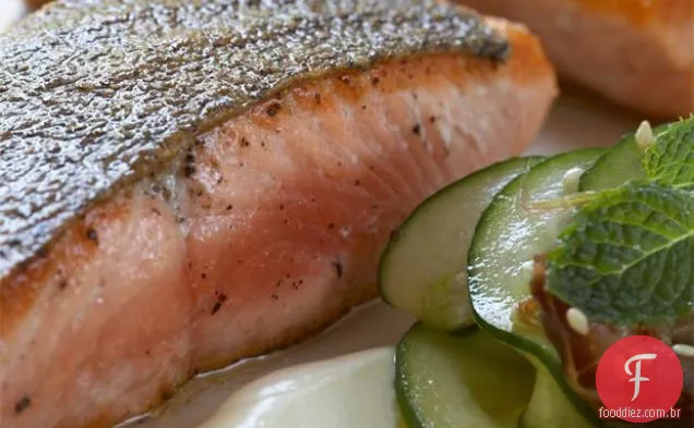 Salmão Com Tâmaras Em Conserva, Pepino E Iogurte Melado