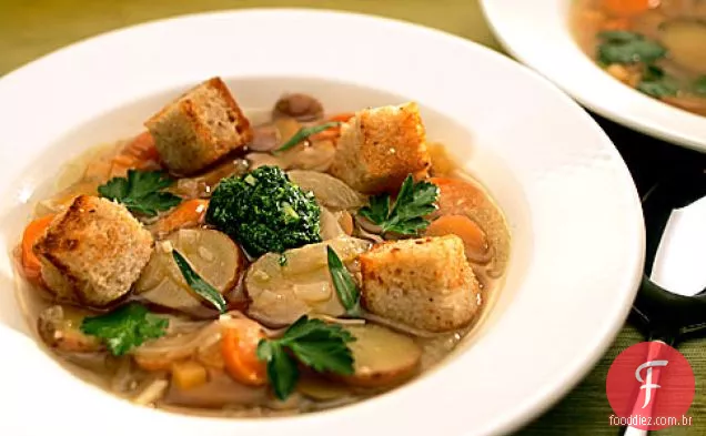 Sopa de legumes rústica com Croutons de centeio e salsa-pis salgados