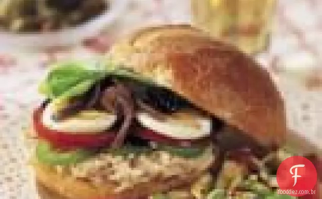 Sanduíche de atum, tomate e azeitona (pan Bagnat)