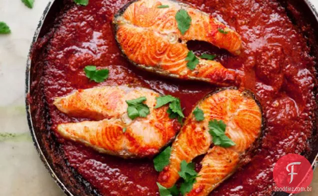 Bifes De Salmão Com Molho De Tomate Picante