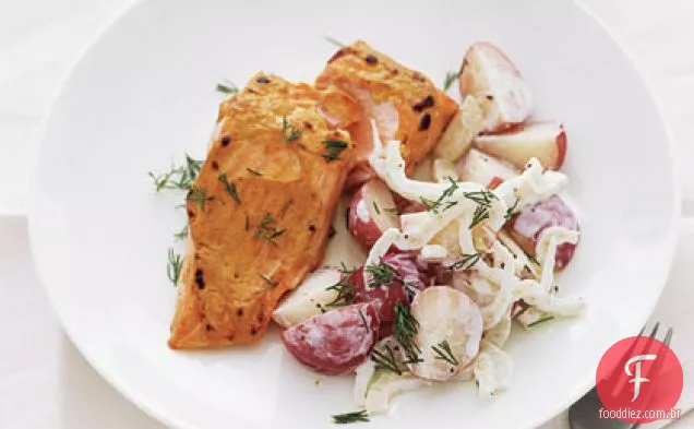 Salmão grelhado com mostarda com salada de batata Nova