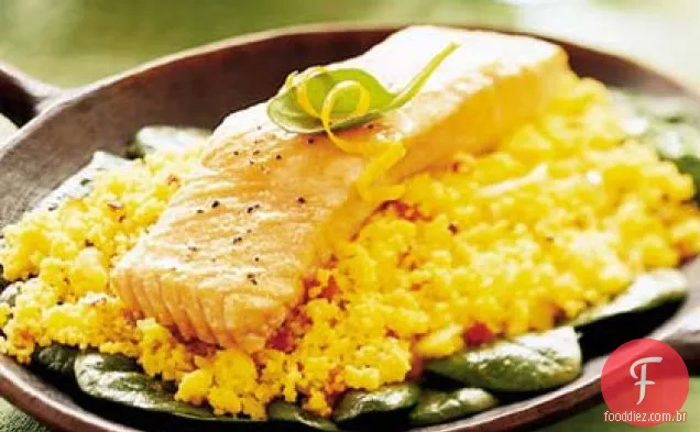 Salmão assado com cuscuz de coentro