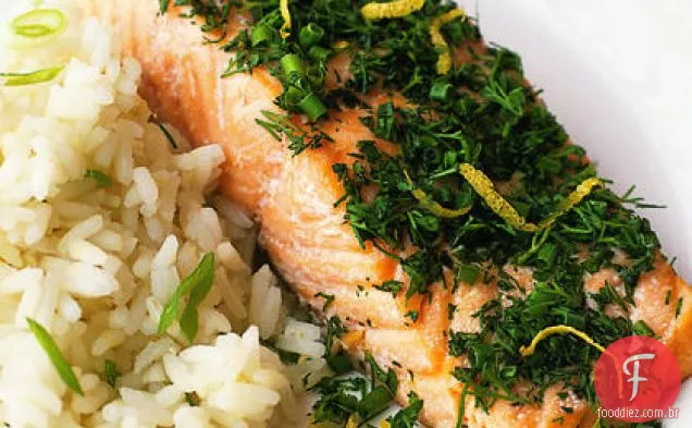 Salmão de ervas frescas com arroz de jasmim