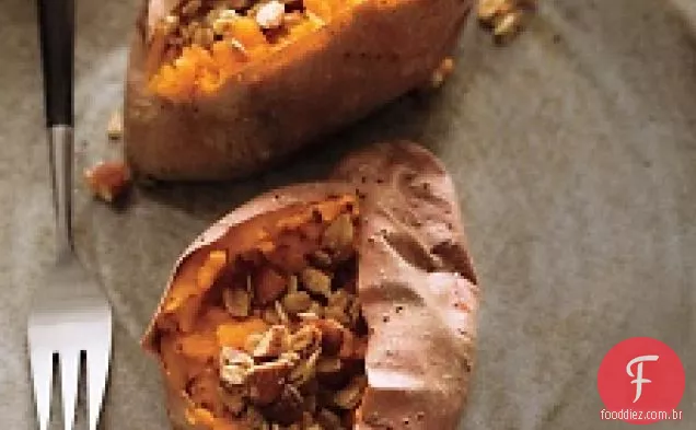 Batata doce assada com Crumble de aveia de bordo