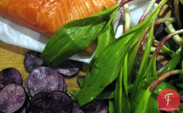 Salmão Com Crosta De Noz-Pecã Com Rampas Salteadas E Batatas Roxas