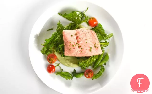 Salmão Escalfado Com Molho De Abacate