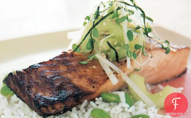 Salmão Miso-marinado com pepino-daikon Relish
