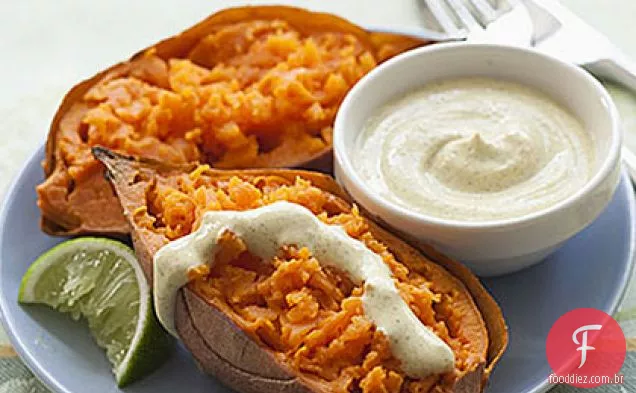 Batata-doce assada com molho de iogurte Curried