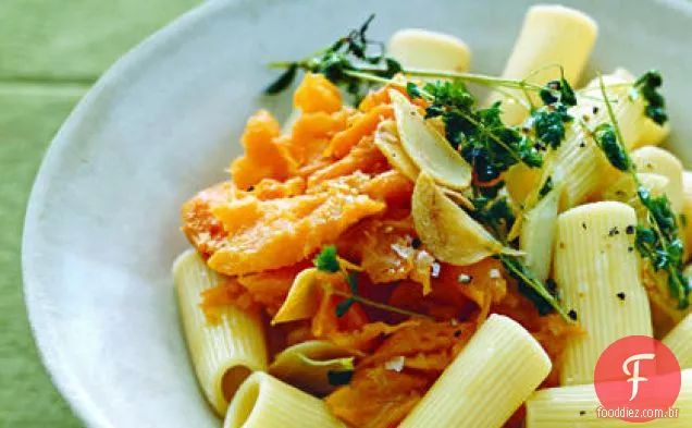 Rigatoni com Batata Doce, orégano e Parmesão