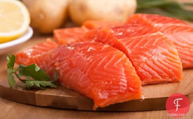 Salmão selvagem sem glúten com Batata Doce de alecrim e limão