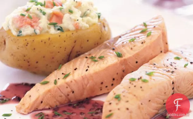 Salmão com Beurre Rouge e batata assada recheada com salmão defumado