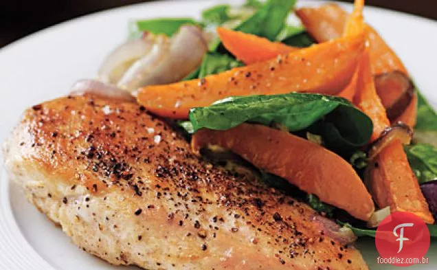 Frango com salada de batata-doce assada