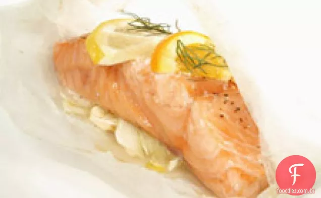 Salmão Mediterrâneo Cozido Em Pergaminho