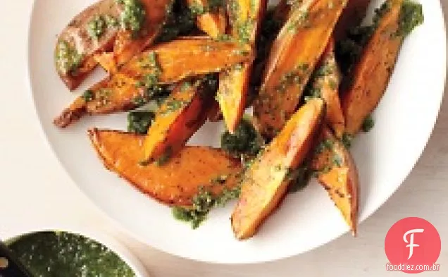 Salsa, Limão E Pesto De Nozes Em Batata-Doce Assada