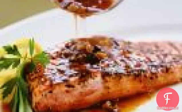 Salmão com crosta de pimenta com molho de azeitona