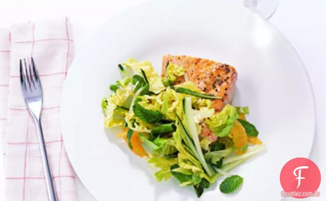 Salmão envidraçado com hortelã e pepino Slaw
