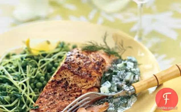 Salmão com ervilhas, gavinhas de ervilha e molho de endro e pepino