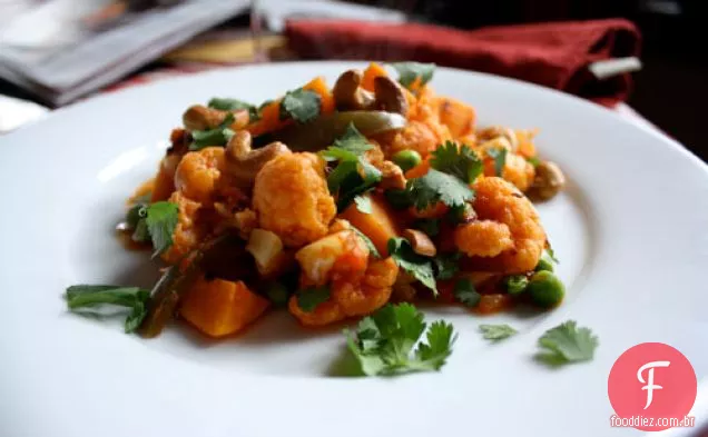 Jantar hoje à noite: couve-flor e batata-doce em molho de tomate picante com castanha de caju