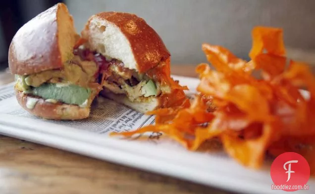 Sanduíche De Peru Com Batata Doce Frita E Aioli
