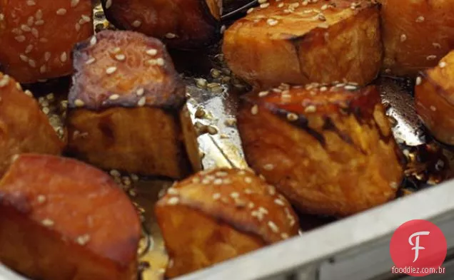 Batata-doce assada com esmalte de gergelim