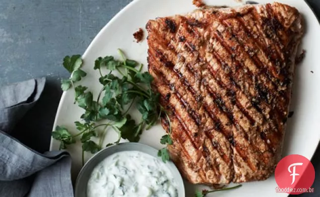 Salmão Grelhado Com Especiarias Indianas E Raita