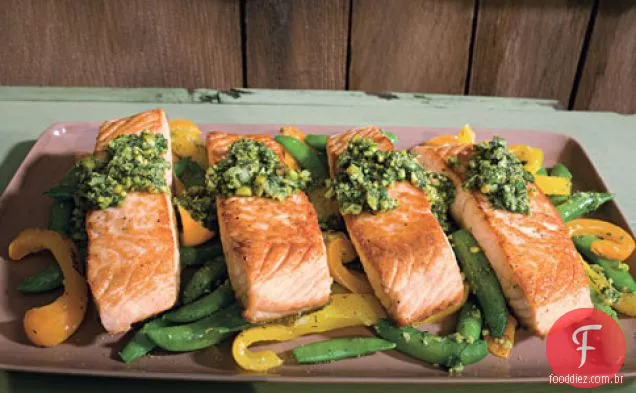 Salmão com ervilhas, pimentas amarelas e endro-pistache Pistou