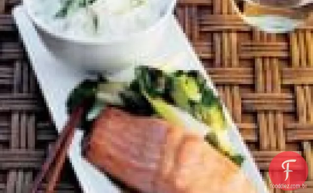 Salmão miso-envidraçado com Bok Choy