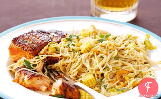 Salmão Grelhado Com Macarrão De Cingapura
